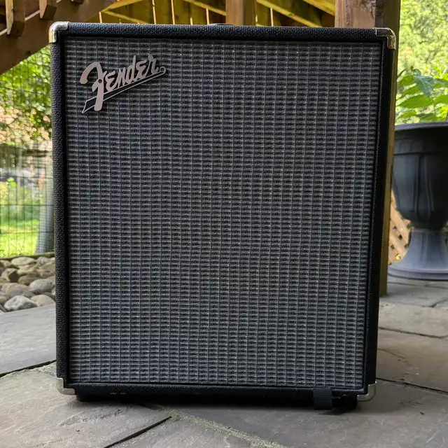 Fender Rumble 100 bass amp in Amps & Pedals in Oakville / Halton Region - Image 4