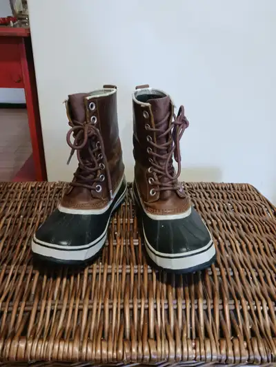 Women's Waterproof Winter Boots size 9, View more