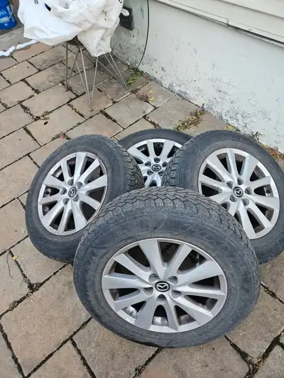 Mags mazda cx5. Bon état...avec pneus d'hiver... les pneus son presque fini.. le prix est pour les m...