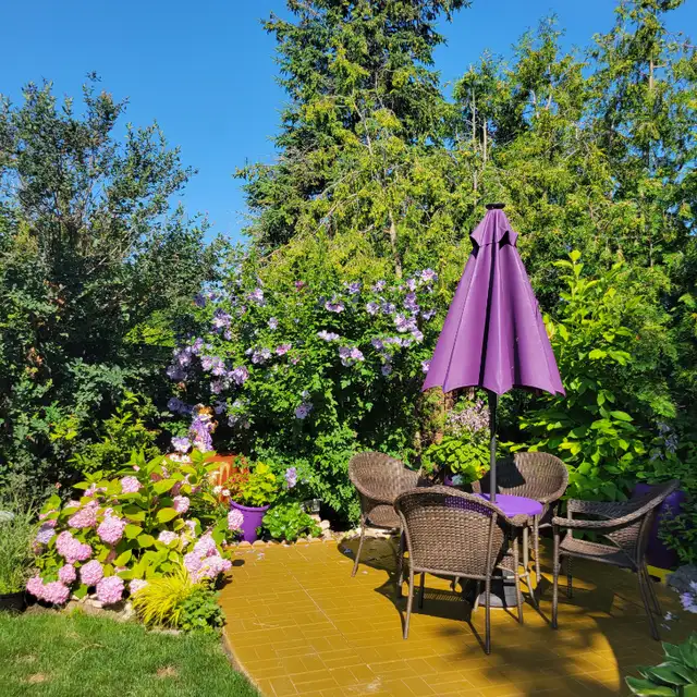 9 Ft Outdoor Patio Umbrella with Custom  made  Base in Outdoor Décor in St. Catharines - Image 3