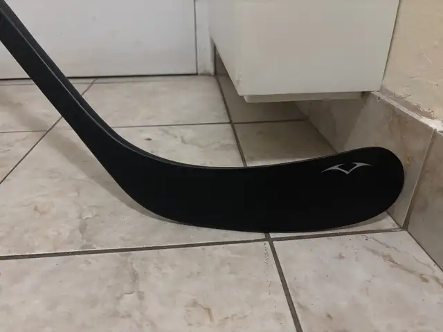 VIC CX2 YOUTH COMPOSITE HOCKEY STICK, 50 FLEX, V92 RIGHT HANDED in Hockey in City of Toronto - Image 3