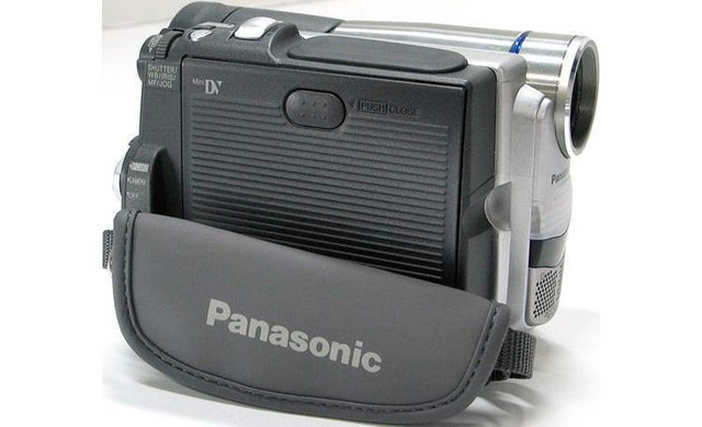 DEALS Panasonic PVDV203 MiniDV Compact Camcorder with 2.5" LCD in Cameras & Camcorders in Mississauga / Peel Region - Image 2