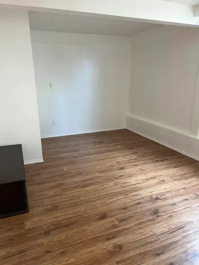 Private 2 large bedroom suite ground floor near Uvic for rent