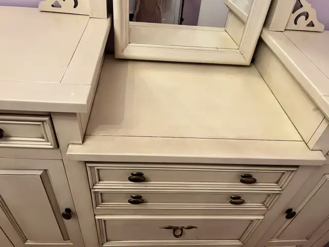 Vintage Cream Dresser with Mirror in Dressers & Wardrobes in Oakville / Halton Region - Image 4