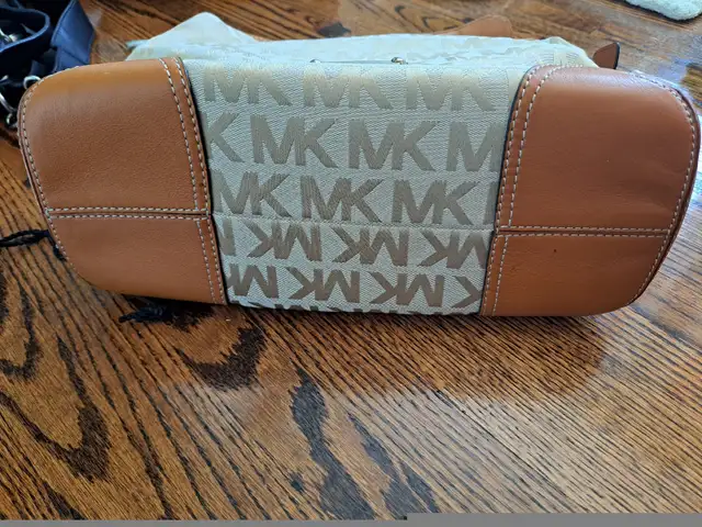 Michael Kor Large Tote Bag  in Women's - Bags & Wallets in Oakville / Halton Region - Image 4