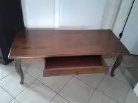 Table de salon en bois massif.