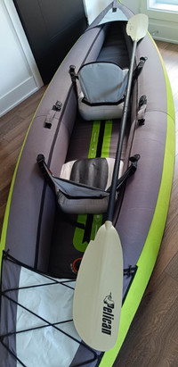 Kayak inflatable with a double paddle.