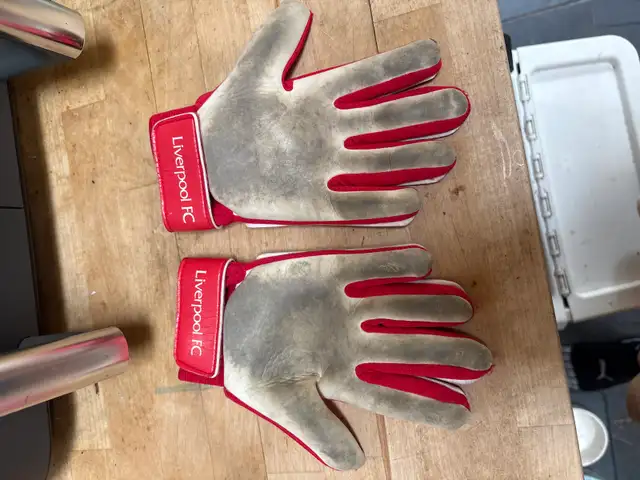 Youth soccer goalie gloves - Liverpool FC in Soccer in City of Toronto - Image 3