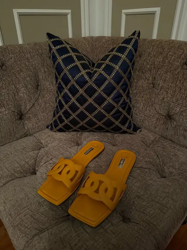 Sandals/Slides in Women's - Shoes in Laval / North Shore - Image 2