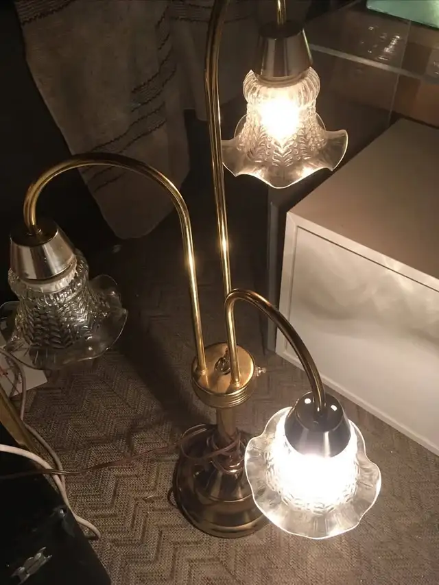Mid Century clear Murano Tulip Flower 3-head Table Lamp -$150 Ca in Indoor Lighting & Fans in City of Montréal - Image 7