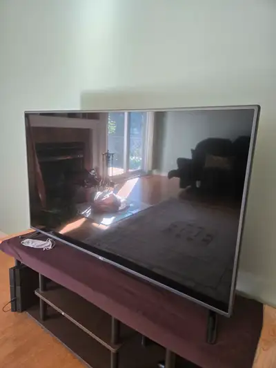 Selling an LG 40-inch flat screen television in excellent working condition. Perfect for bedrooms, l...