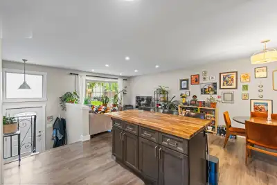 Available June 1st this upstairs unit has been fully renovated and well maintained. It is modern, go...