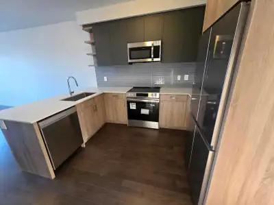 Townhouse room for rent, quiet street, facing garden - Short term available - 3 minutes to Yorkdale...