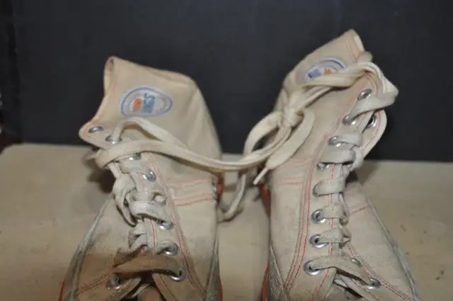ACTON Wings Broomball sponge Sneakers shoes size 6 vintage Canad in Arts & Collectibles in Victoriaville - Image 3