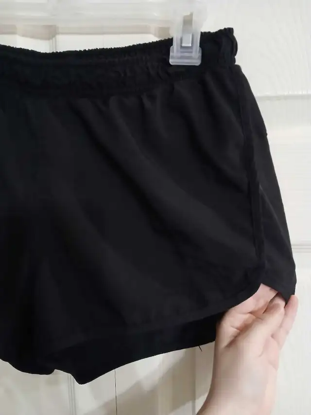 Old Navy active shorts, size small (S) in Women's - Bottoms in City of Toronto - Image 3
