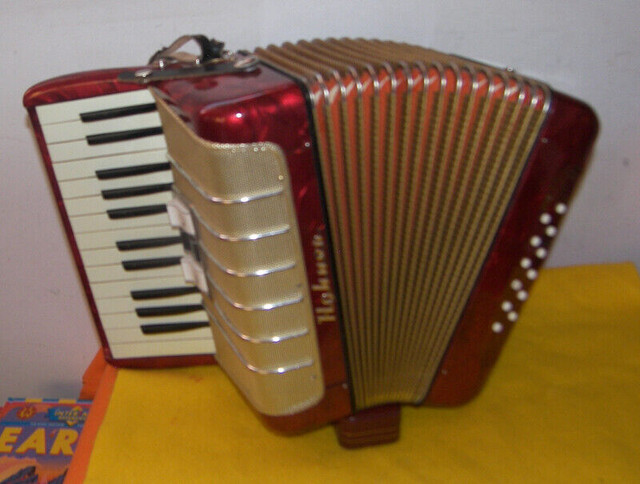 Hohner Accordion JR 12 Bass Accordeon - (MINT CONDITION) in Guitars in Edmonton - Image 2