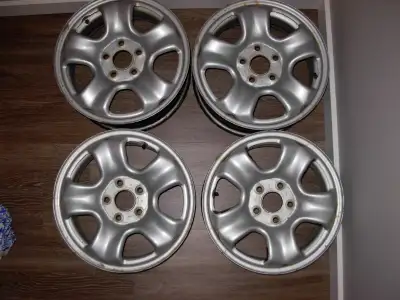 Original Honda CR-V steel rims, wheel size 16 x 6.5J A bit of silver paint peeling and a few scratch...