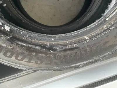 2 pneux Bridgstone à vendre 255/50 R19 $50 chaque pneu . Argent content seulement