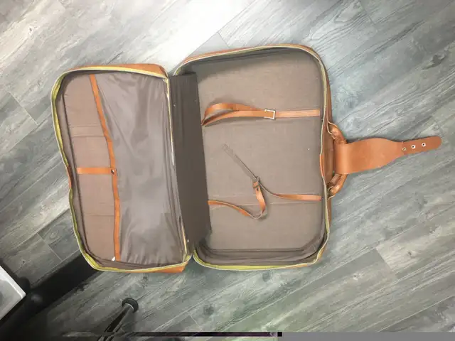 Vintage Mediums size leather suitcase  in Storage & Organization in Mississauga / Peel Region - Image 4