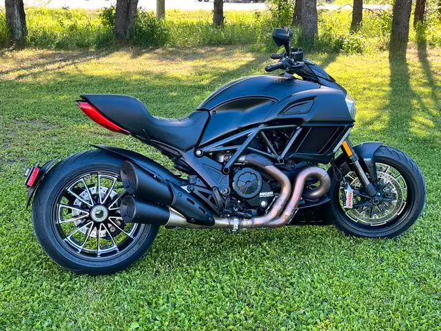 Ducati Diavel in Sport Touring in Québec City - Image 2
