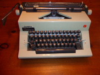 Machine à écrire des années '60 de marque Olympia