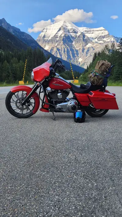 2010 street glide 96cc with 41,000 *new tires put on last year * after market front fender * 23 inch...