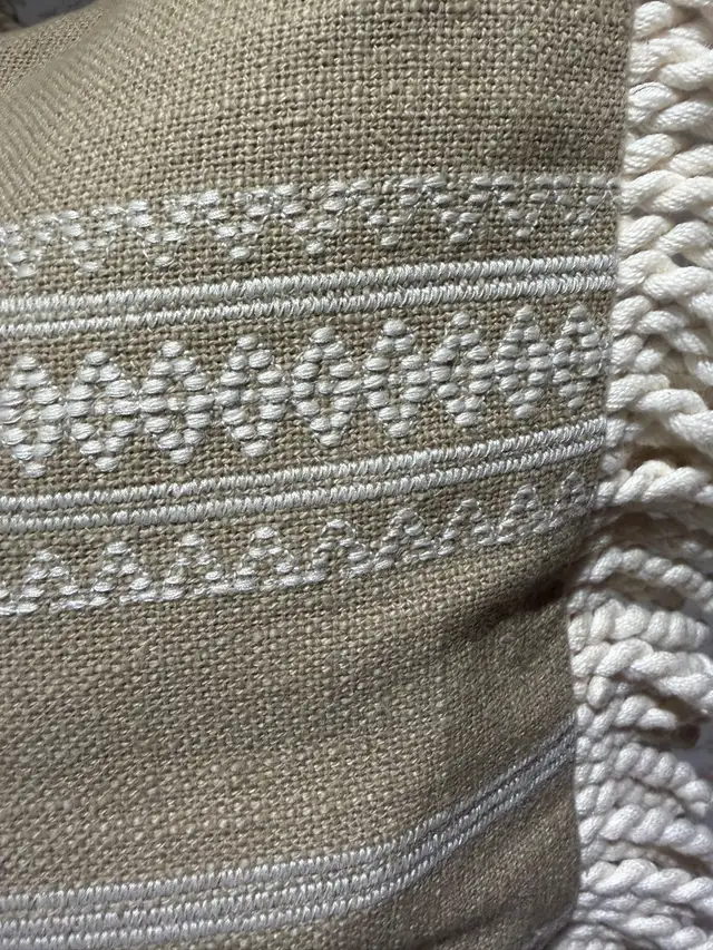 Lot de 3 coussins décoratifs  in Home Décor & Accents in Laval / North Shore - Image 3