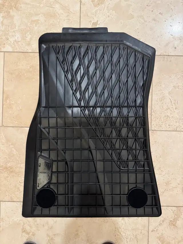 Original BMW X5 Winter Floor Mats 2025-2019 in Other Parts & Accessories in Markham / York Region - Image 9