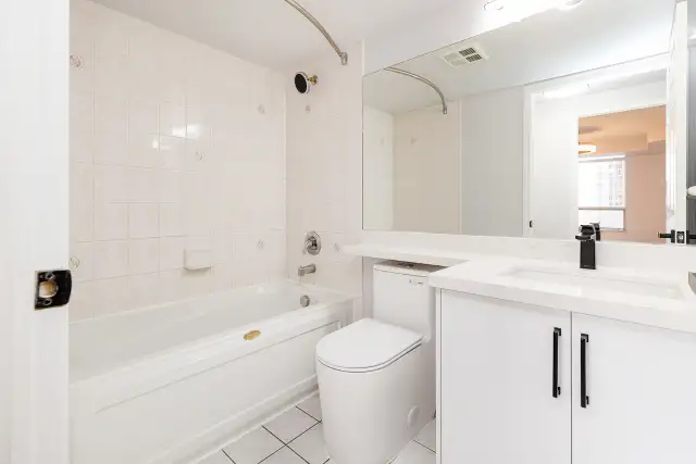 Mississauga Condo Available Immediately For Sale in Condos for Sale in Mississauga / Peel Region - Image 25