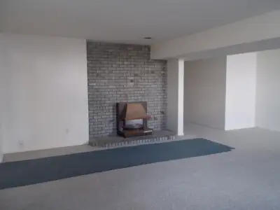 private entrance,close to all amenities,ref required,share utilities,very secure,large kitchen,