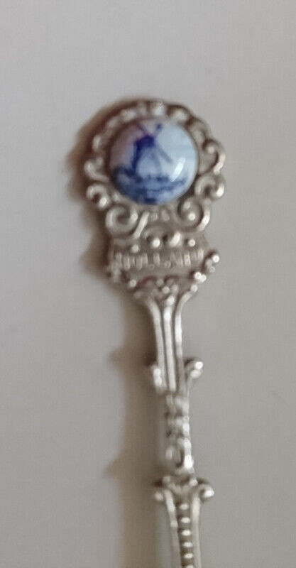 Vintage Collectible Souvenir Spoon Holland Blue Delft Windmill in Arts & Collectibles in Oshawa / Durham Region - Image 2