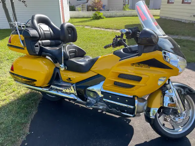 Honda Gold Wing 1800cc jaune  in Touring in Shawinigan - Image 6