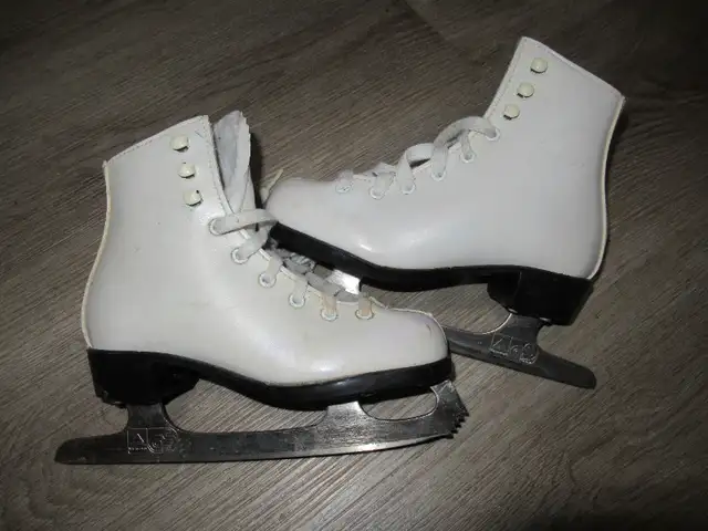 Figure skates for kids in Skates & Blades in City of Montréal - Image 2