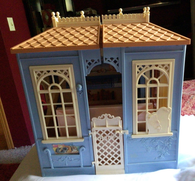 Barbie fold up blue cottage  1998 - reduced  in Arts & Collectibles in Thunder Bay
