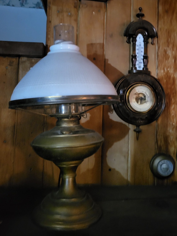 Lampe à l'huile en brass électrifiée, abat jour en verre opaline dans Éclairage intérieur et plafonniers  à Ville de Montréal - Image 2