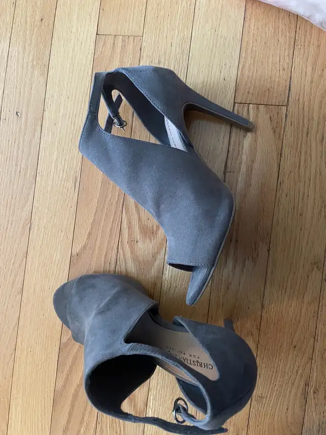 ladies size 8W heels like new in Women's - Shoes in Grande Prairie - Image 2