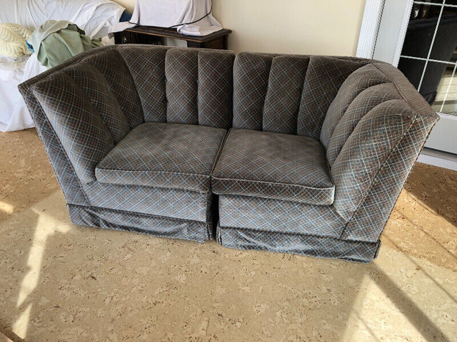 Vintage love seat in Couches & Futons in Regina - Image 2