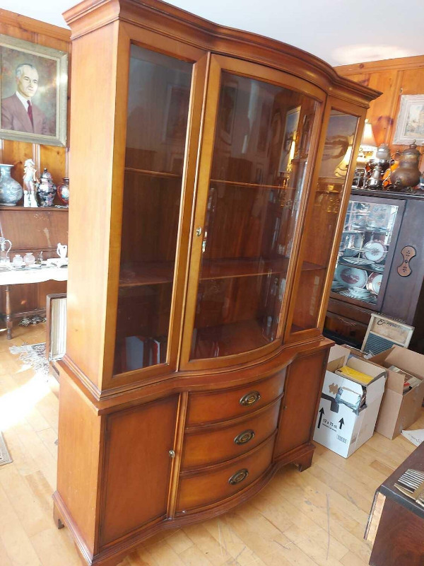 Gorgeous 1950s vintage Dincan Phyfe style Display / China Cabine dans Buffets et vaisseliers  à Ville de Montréal - Image 3