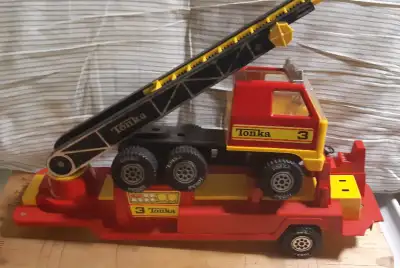 Has a couple of scratches but overall in pretty good shape. Overall: 23 inches L x 6 in H x 4.5 in W...
