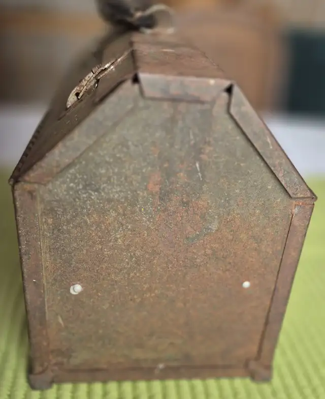 Antique armory tool chest in Tool Storage & Benches in Oakville / Halton Region - Image 9