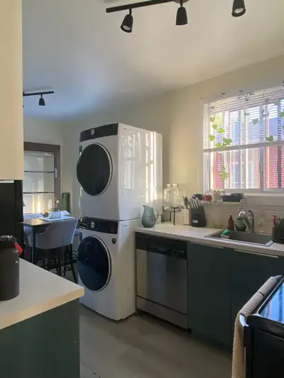 ENGLISH- Superb sunny 5 1/2 in beautiful building located in NDG, 15 minutes from Vendôme metro stat...