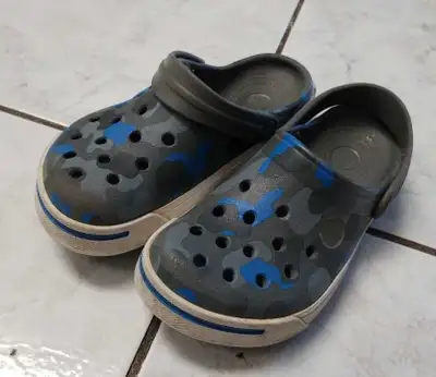 These are in good condition, just have a few stained areas in the white parts of the shoe. Length is...