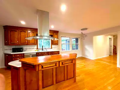 3500 sqft Private House for Lease in Charlottetown, Prince Edward Island, Canada – 3-minute Walking...