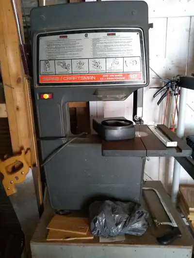Cette scie/ponceuse à ruban Craftsman de 12 pouces est un outil électrique fiable et utile, parfait...