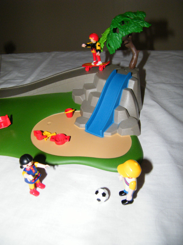 Playmobil terrain de jeu avec rampe de skate dans Jouets et jeux  à Laval/Rive Nord - Image 3