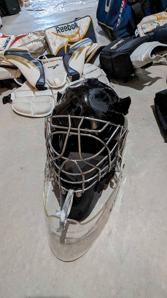 Goalie mask - senior medium in Hockey in Charlottetown
