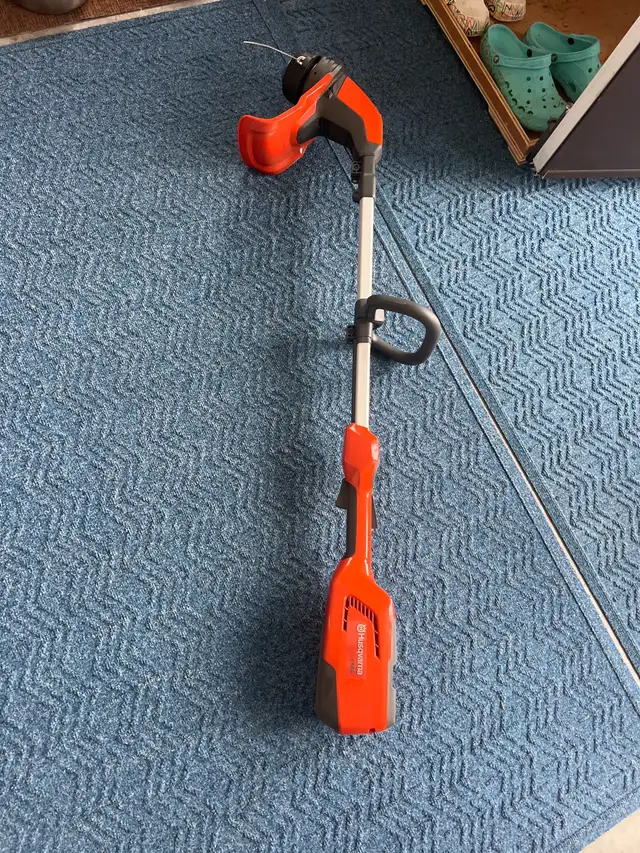Husqvarna 115iL Electric telescopic string trimmer new in Lawnmowers & Leaf Blowers in Belleville - Image 2