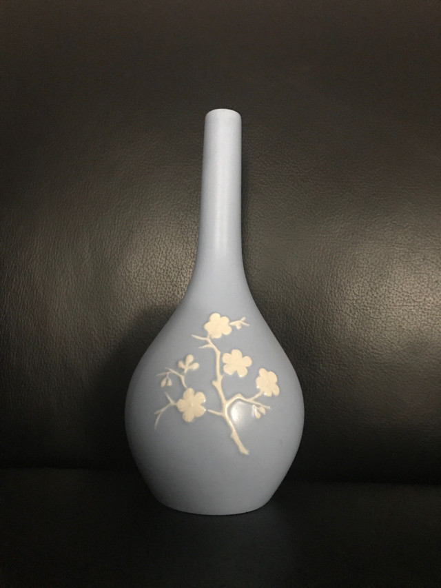Vintage, Copeland, Spode, White on Blue Cherry Blossom Vase dans Art et objets de collection  à Bedford
