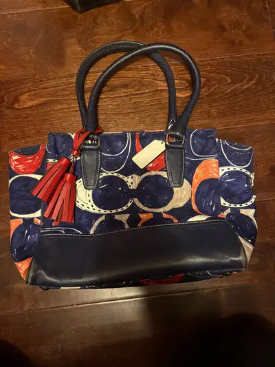 I'm selling a used Coach handbag that's perfect for adding a pop of colour to your outfit. It featur...
