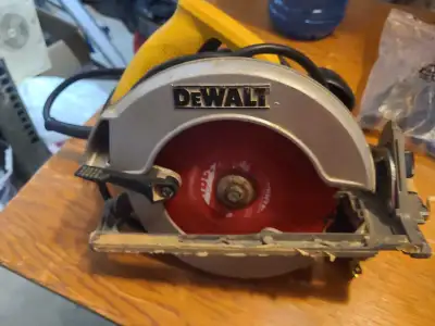 DEWALT DW368 7-1/4" circular saw. Lightly used. Working good. It's a Type 2 model with a serial numb...
